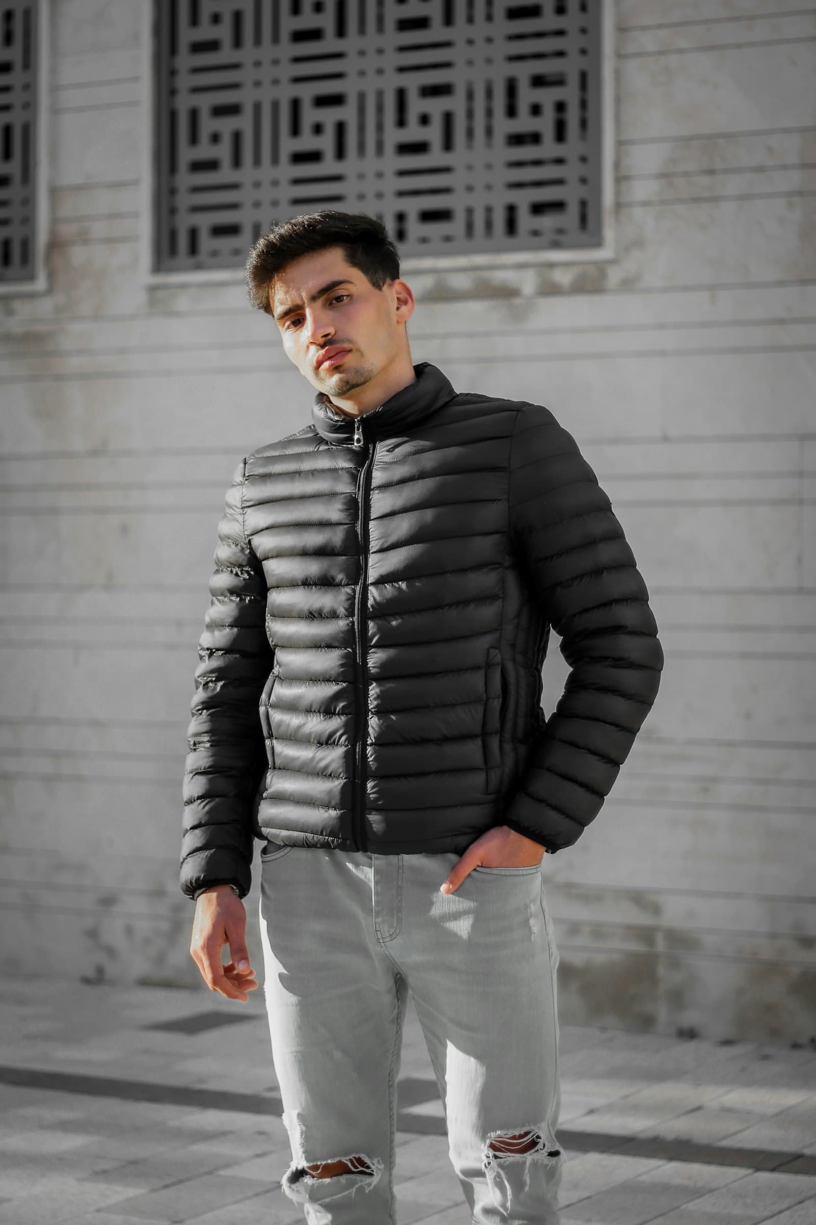 Pessoa vestindo bobojaco (jaqueta puffer) preto liso