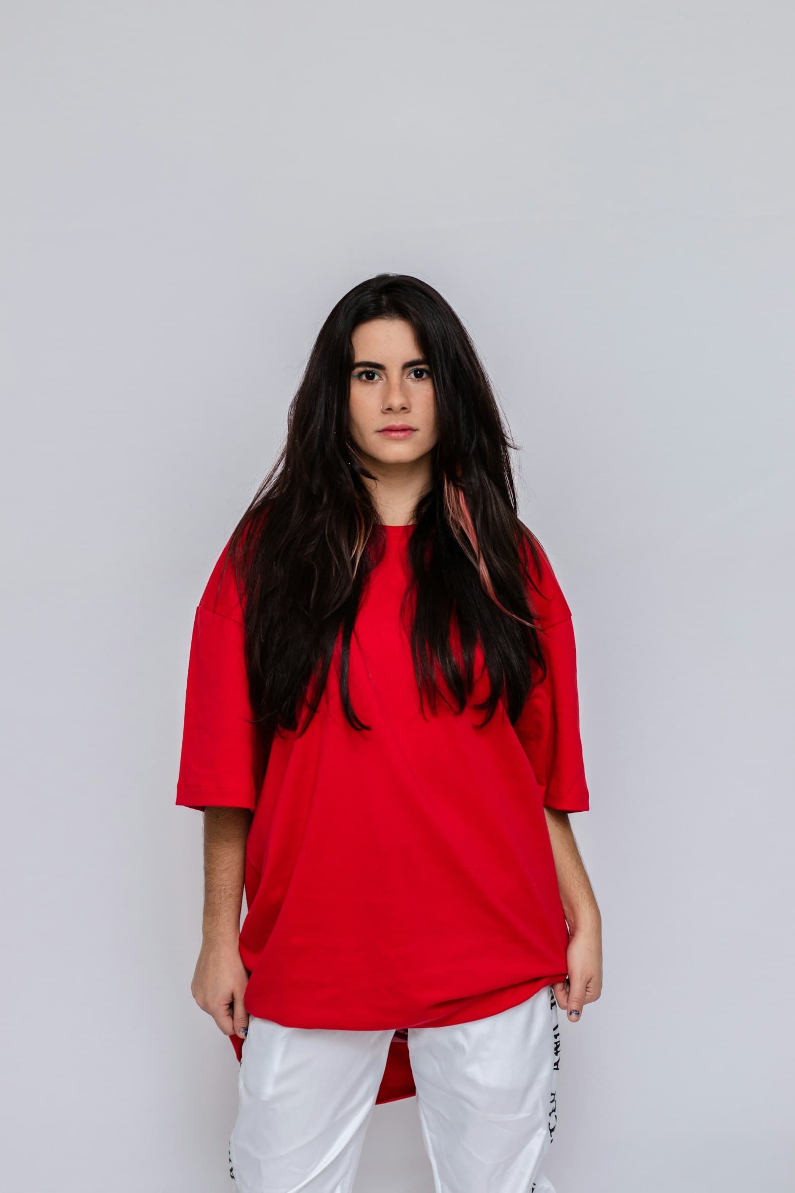 Mulher vestindo camiseta vermelha lisa