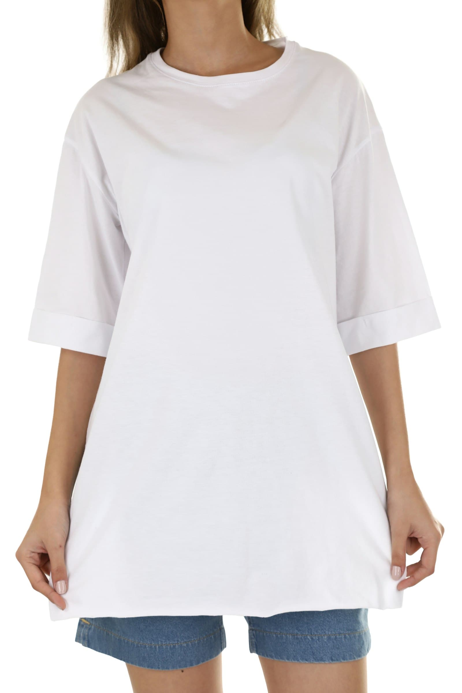 Mulher vestindo camiseta oversized branca lisa