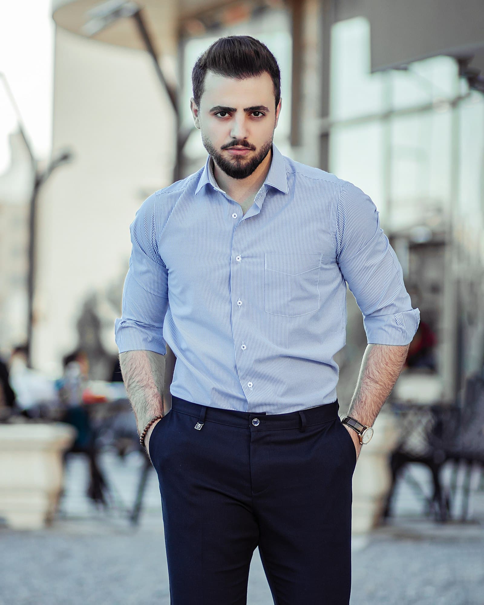 Pessoa vestindo camisa social azul