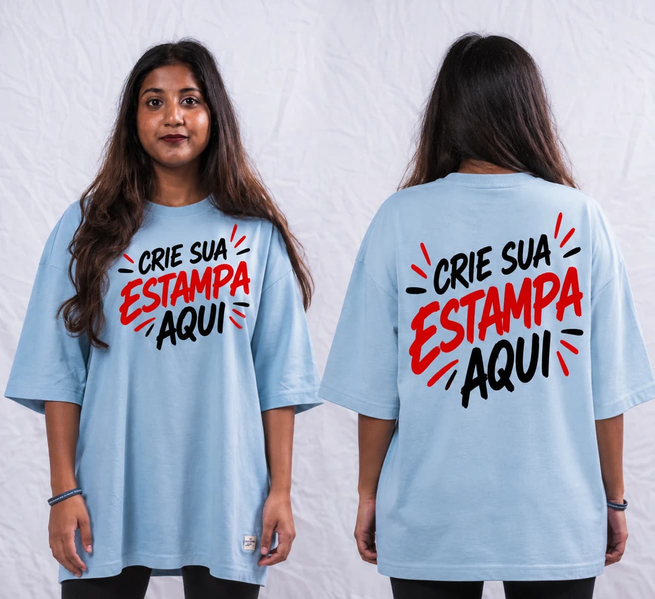 Mulher vestindo camiseta ampla azul-clara lisa (foto ilustrativa)